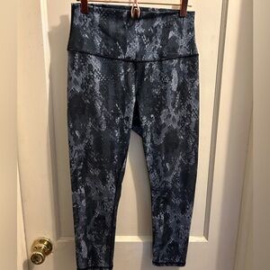 Alo Yoga black gray animal reptile print leggings small yoga